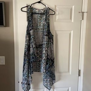 Women’s duster style vest. Paisley print